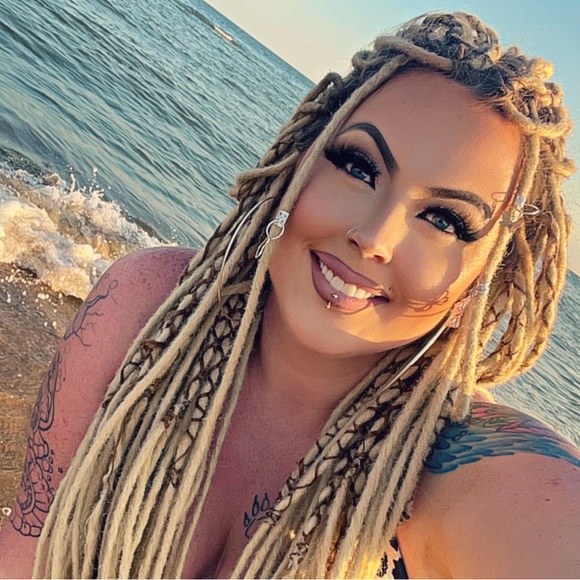 Meet your Posher, Casie - Picture 1 of 1